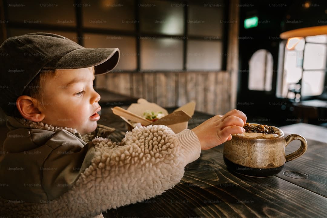 盯着拾荒老人不放，是怜悯？还是想遮羞？
